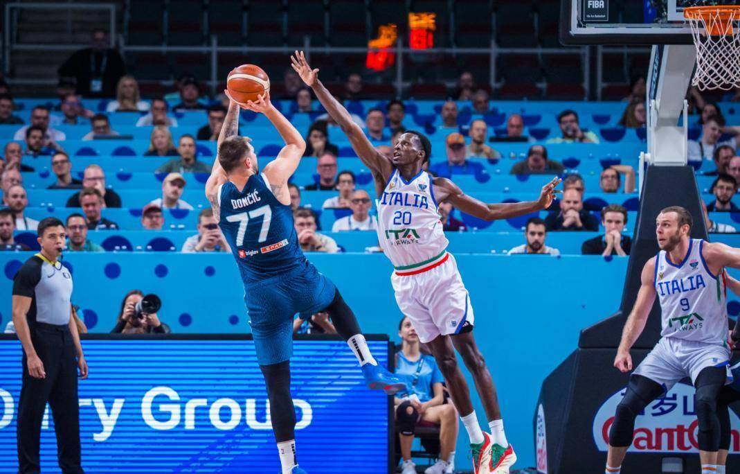 crown sports-晋级下一阶段引发热议！，东契奇在尤文图斯比赛中比赛局势复杂引发球迷热议-crown sports